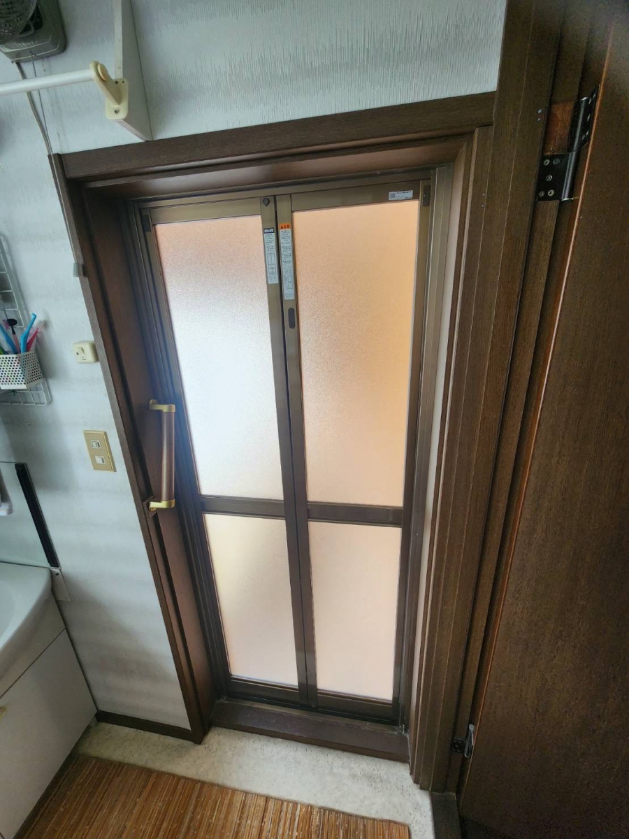 ユーライフの浴室ドアをカンタン工事でパッと交換！の施工後の写真2