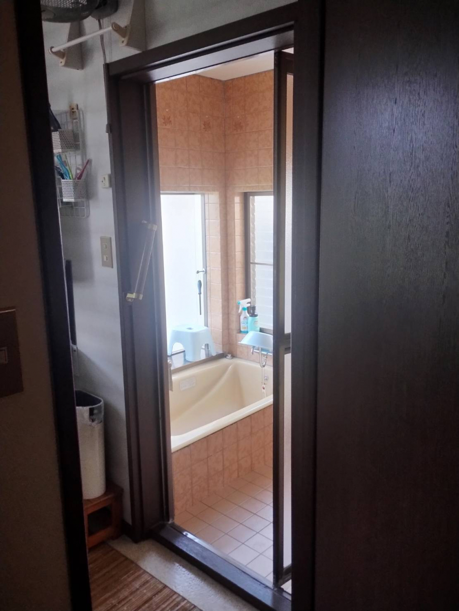 ユーライフの浴室ドアをカンタン工事でパッと交換！の施工前の写真1