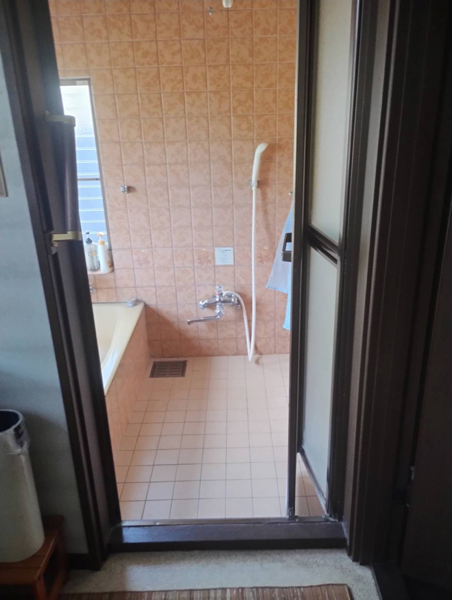 ユーライフの浴室ドアをカンタン工事でパッと交換！の施工前の写真2