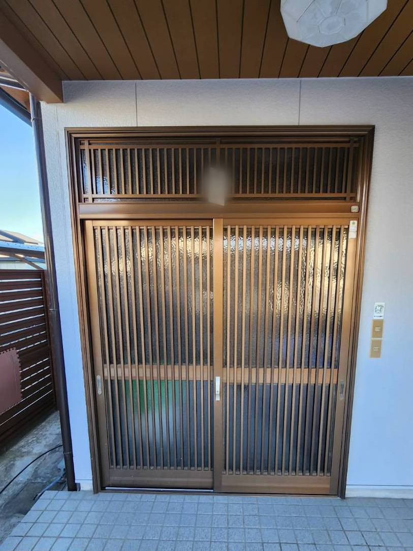 ユーライフの玄関ドアをリフォーム✨新しい玄関で毎日をもっと快適に。の施工前の写真1