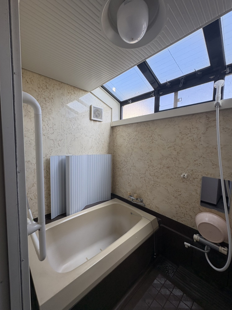 ユーライフの寒さの原因になっていた天井の窓を塞ぎました！の施工前の写真1