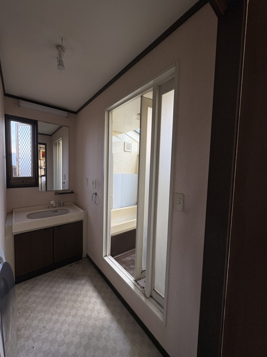 ユーライフの寒さの原因になっていた天井の窓を塞ぎました！の施工前の写真3