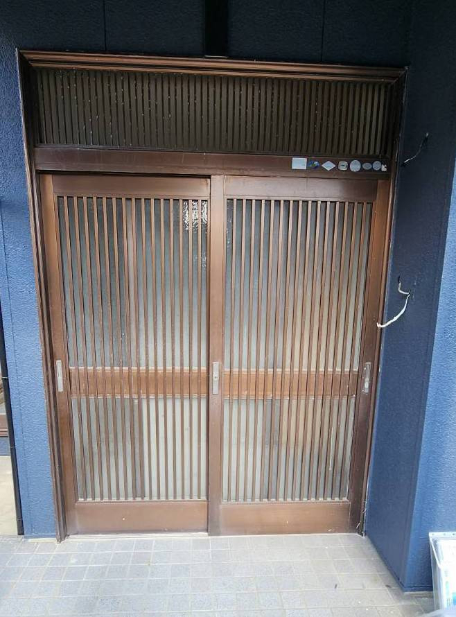 ユーライフの使い慣れた引戸は引戸のまま😊玄関をリフォームしました✨の施工前の写真1