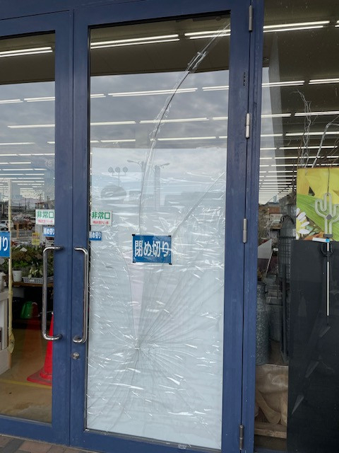 山本ガラスの店舗のガラスの割れ替えです。の施工前の写真1