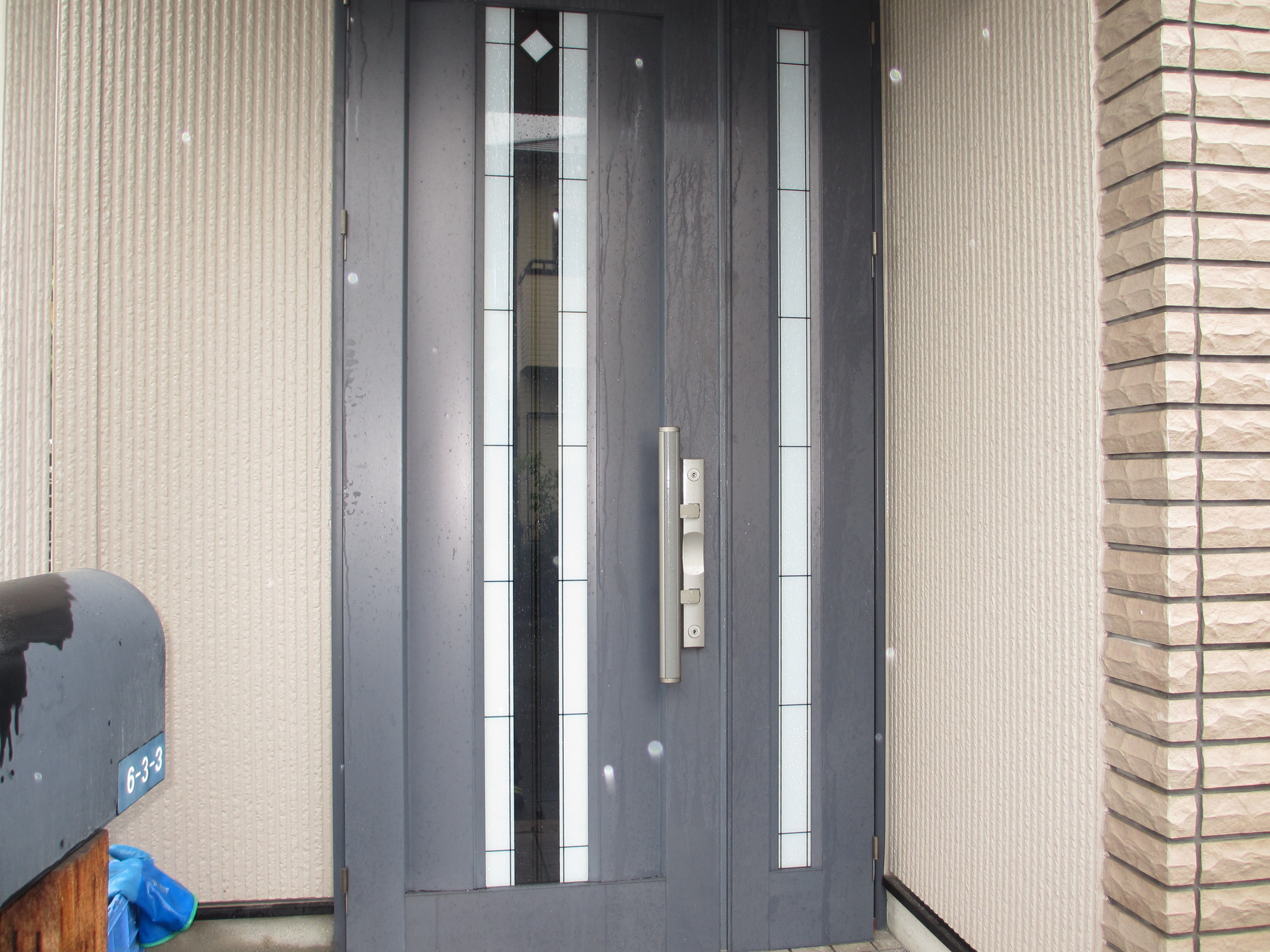 西野トータル住窓のお家の顔　玄関入替工事の施工前の写真1