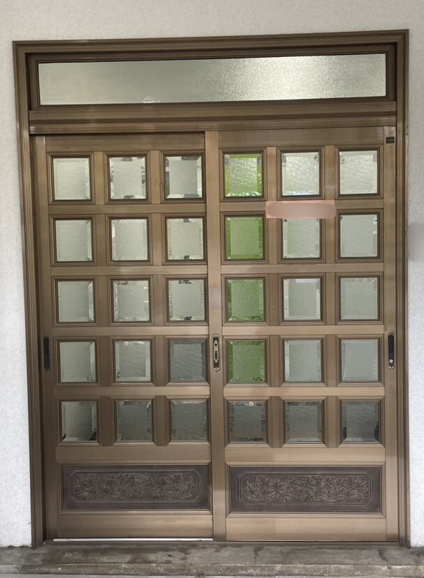 戸田建商 世田谷の【市川市】間口の狭い引戸を両開きのドアに交換の施工前の写真1