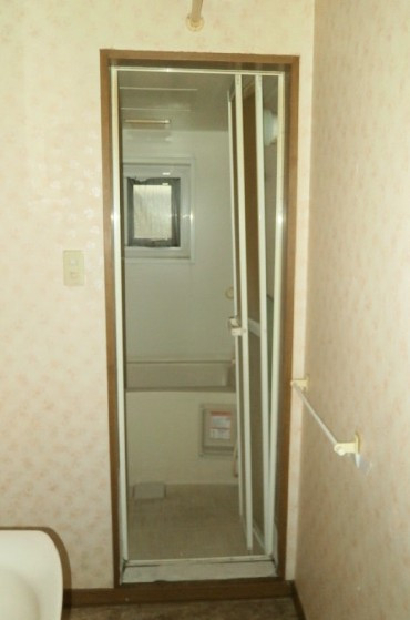 大竹商店の浴室の折り戸の施工前の写真1