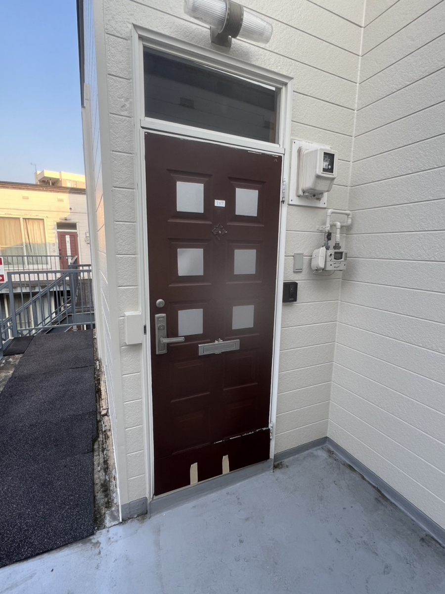 大竹商店のアパートドア交換の施工前の写真1