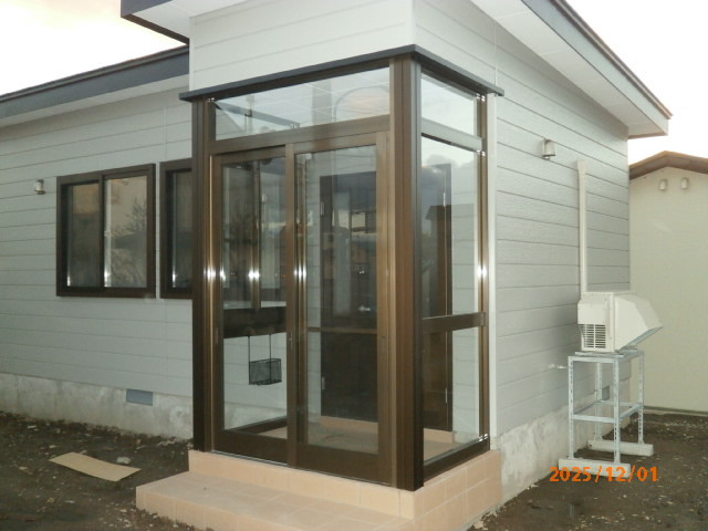 大竹商店の新築に玄関フードの施工後の写真1