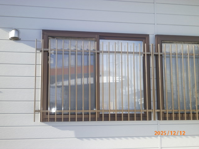 大竹商店の窓に面格子の施工後の写真1
