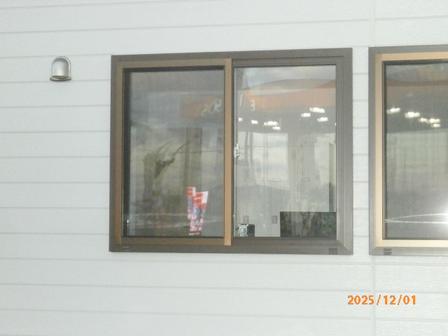大竹商店の窓に面格子の施工前の写真1