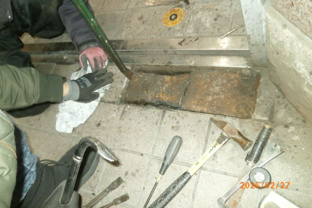 大竹商店の店舗・病院等の　フロアーヒンジ取替の施工前の写真1