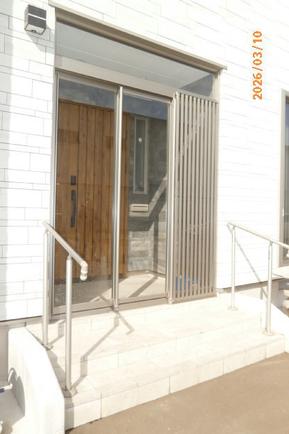 大竹商店の袖付２枚引デザインパネル縦格子・手すり付きの施工前の写真1