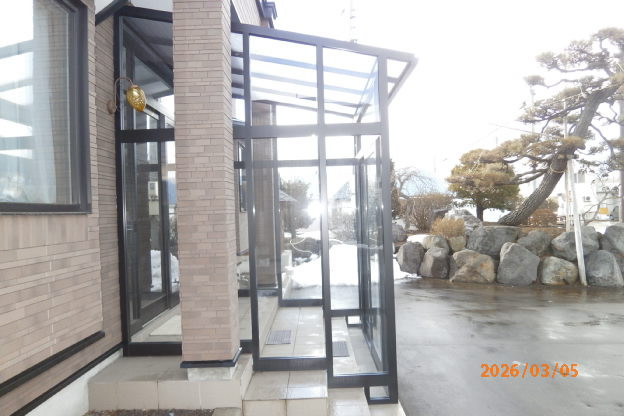 大竹商店のダブル玄関フードの施工前の写真1