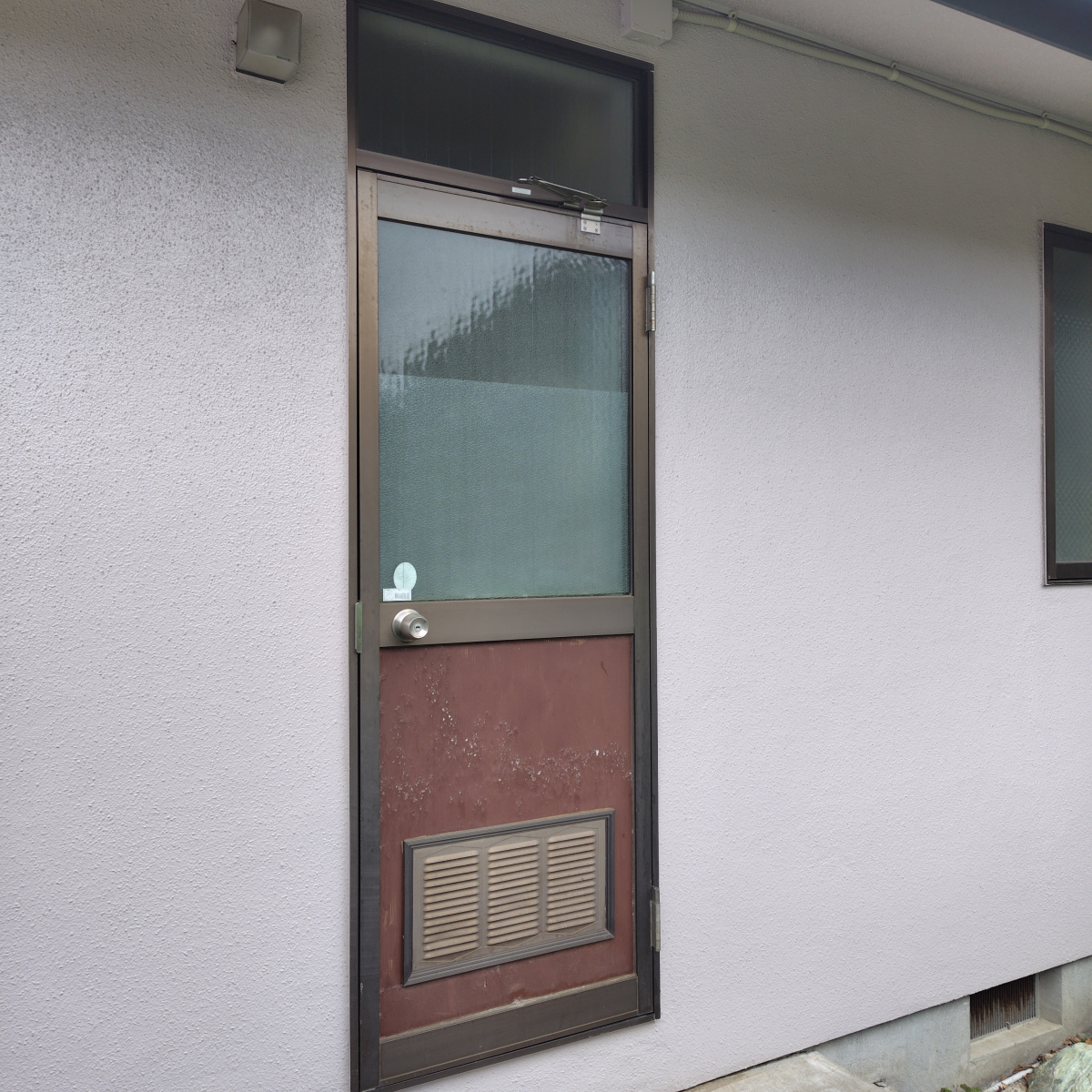 イガリアルミトーヨー住器の【あすみが丘　S様邸②】玄関とセットで補助金活用🔥勝手口リフォームリシェント高断熱💡の施工前の写真1
