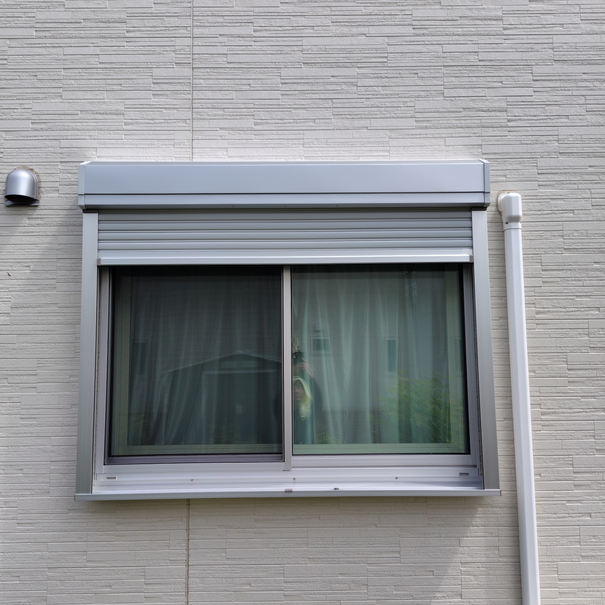 イガリアルミトーヨー住器の【茂原市 A様邸】リフォームシャッター💡今ある窓に取り付けるだけ👀の施工後の写真1