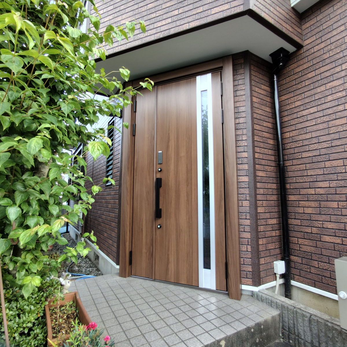 イガリアルミトーヨー住器の【あすみが丘　K様邸】窓とセットで補助金活用🔥玄関リフォームリシェント👷🏻‍♂️の施工後の写真1