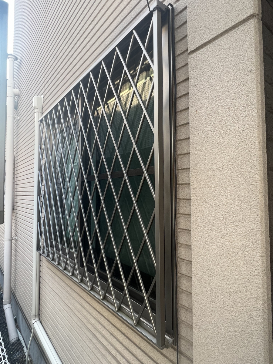 かめかめウィンドウの009窓まわりに防犯対策!【アルミ面格子(ヒシクロス)】の施工後の写真1