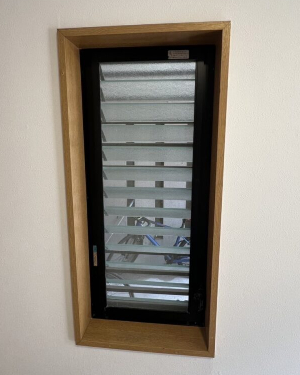 かめかめウィンドウの020寒い！ルーバー窓を断熱リフォーム🐢インプラス開き窓で快適＆お得に✨の施工前の写真1