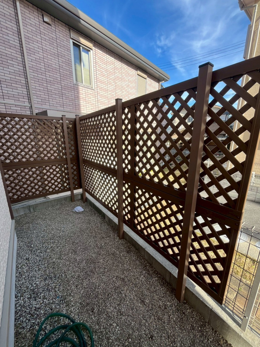 かめかめウィンドウの025木のぬくもりと機能性を両立🌿【木樹脂フェンス】の施工後の写真1