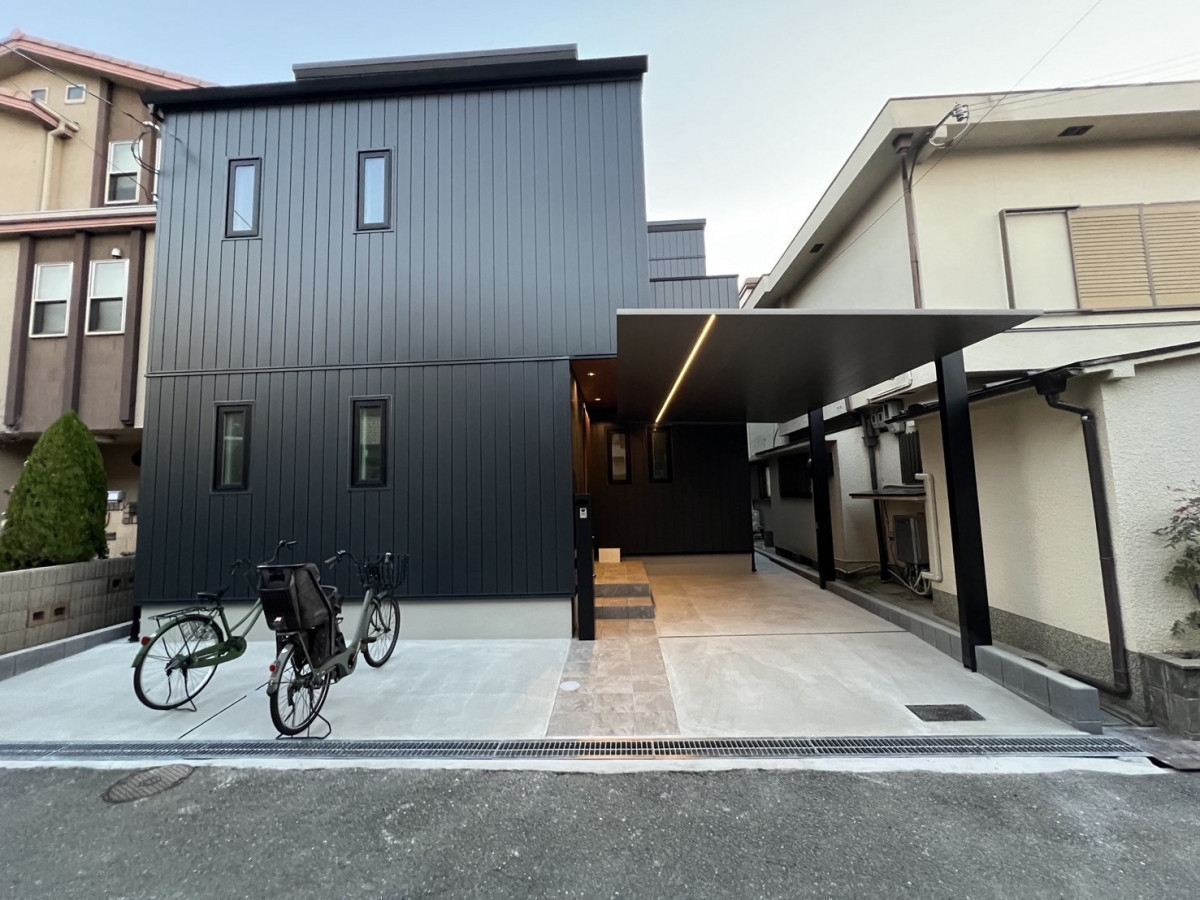 かめかめウィンドウの026 モダンな外観に調和するカーポートとタイルアプローチ✨🐢の施工後の写真1