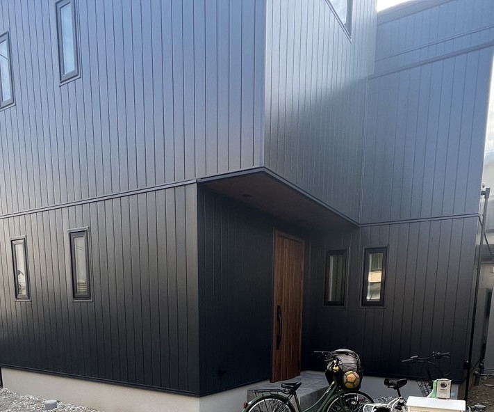 かめかめウィンドウの026 モダンな外観に調和するカーポートとタイルアプローチ✨🐢の施工前の写真1