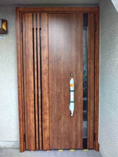 北摂トーヨー住器のドアを閉めたまま換気できる。採風タイプのリシェントで快適な玄関に早変わり。施工事例写真1