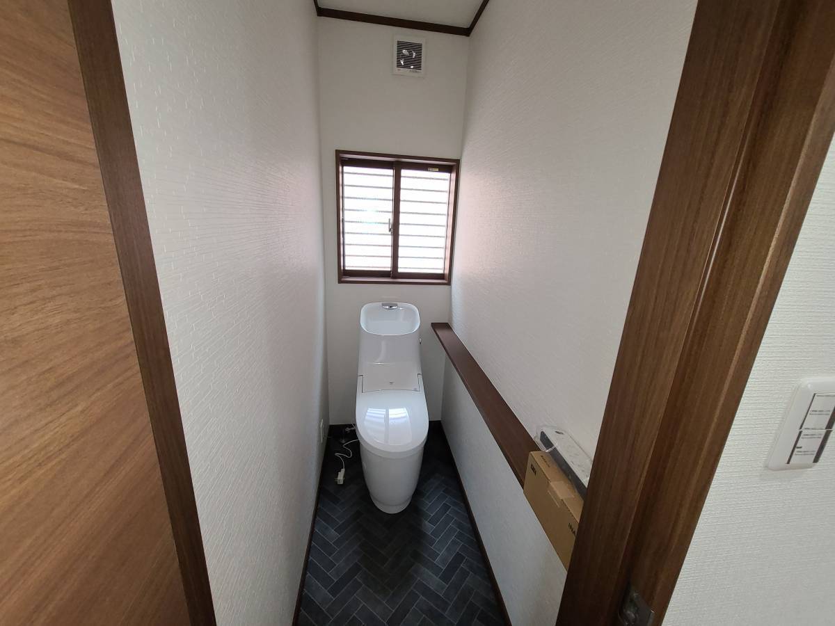 北摂トーヨー住器の川西市一戸建て新築工事④トイレの施工後の写真3