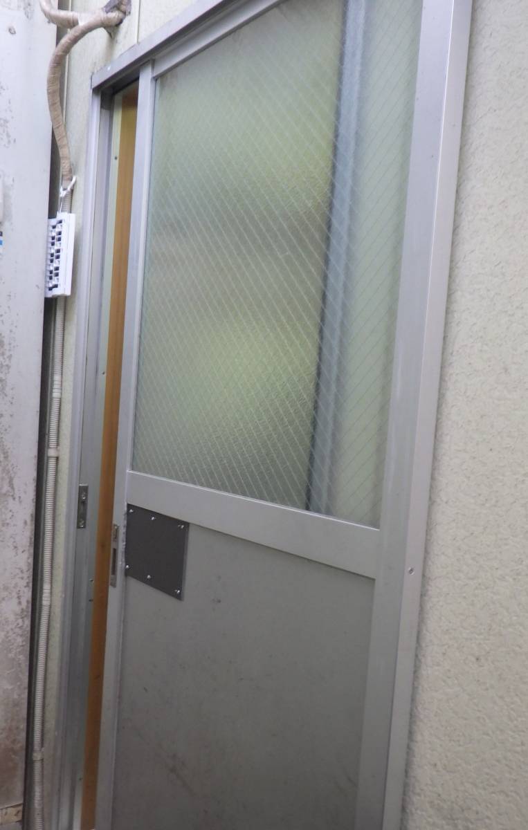 北摂トーヨー住器の摂津市防犯ガラス交換・面格子取付工事の施工前の写真1