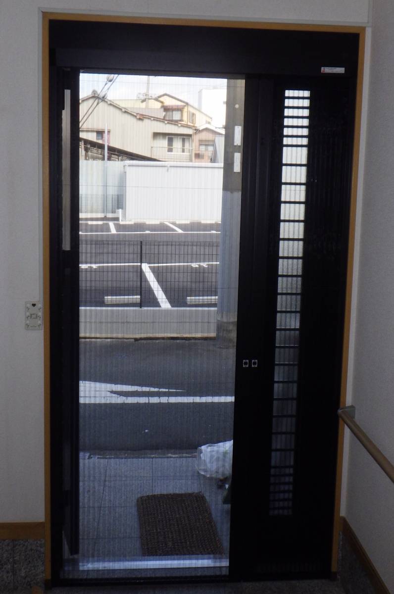 北摂トーヨー住器の玄関ドアに網戸を取付！玄関の換気がスムーズに行えます。の施工後の写真1