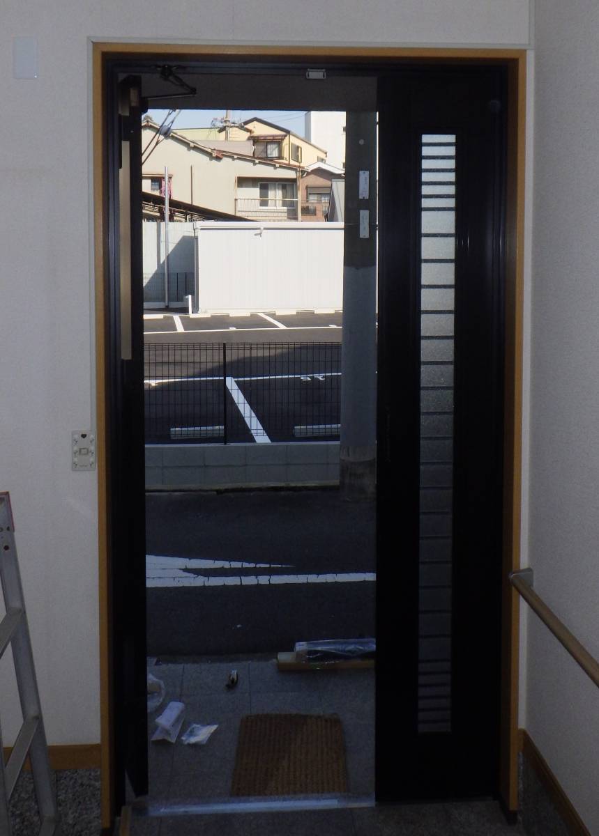 北摂トーヨー住器の玄関ドアに網戸を取付！玄関の換気がスムーズに行えます。の施工前の写真1