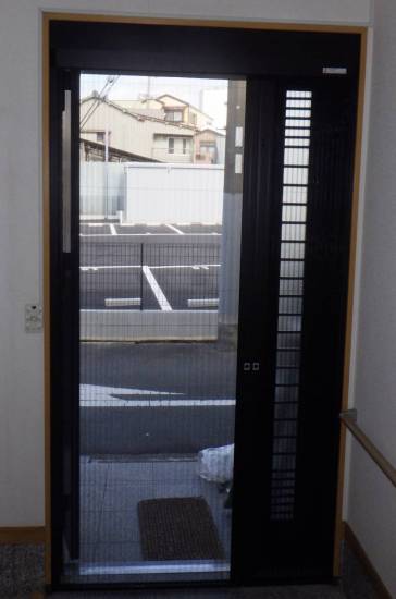 北摂トーヨー住器の玄関ドアに網戸を取付！玄関の換気がスムーズに行えます。施工事例写真1
