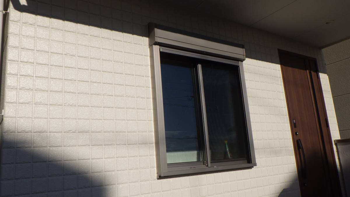 北摂トーヨー住器の外からの視線が気になる窓にルーバー面格子。の施工前の写真1