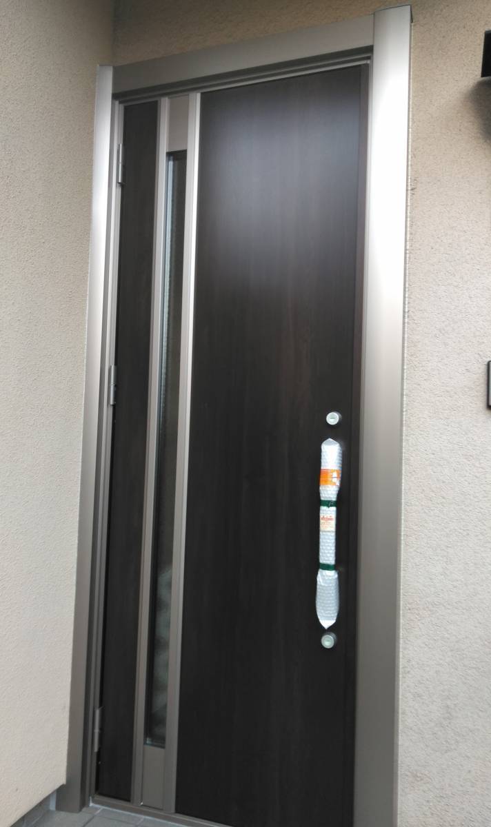 北摂トーヨー住器のリフォーム用玄関ドア「リシェント」で、玄関を好みのデザインに！の施工後の写真1