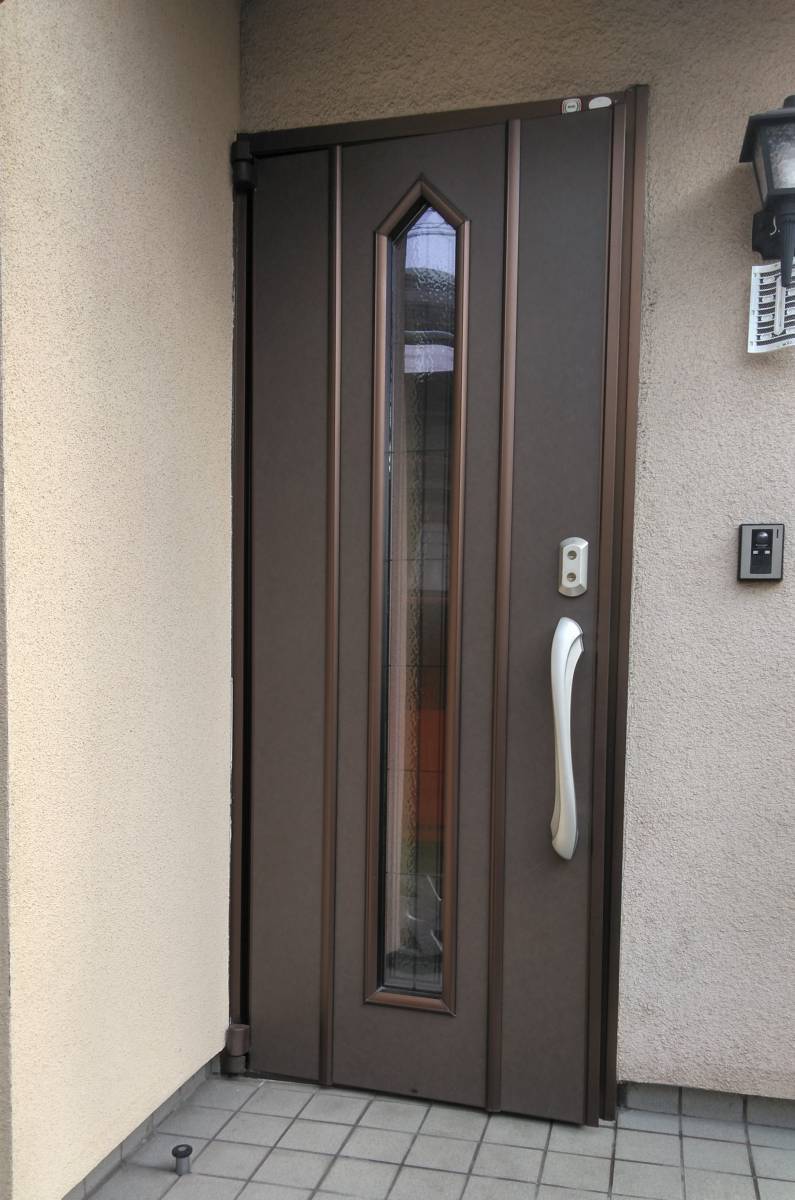 北摂トーヨー住器のリフォーム用玄関ドア「リシェント」で、玄関を好みのデザインに！の施工前の写真1