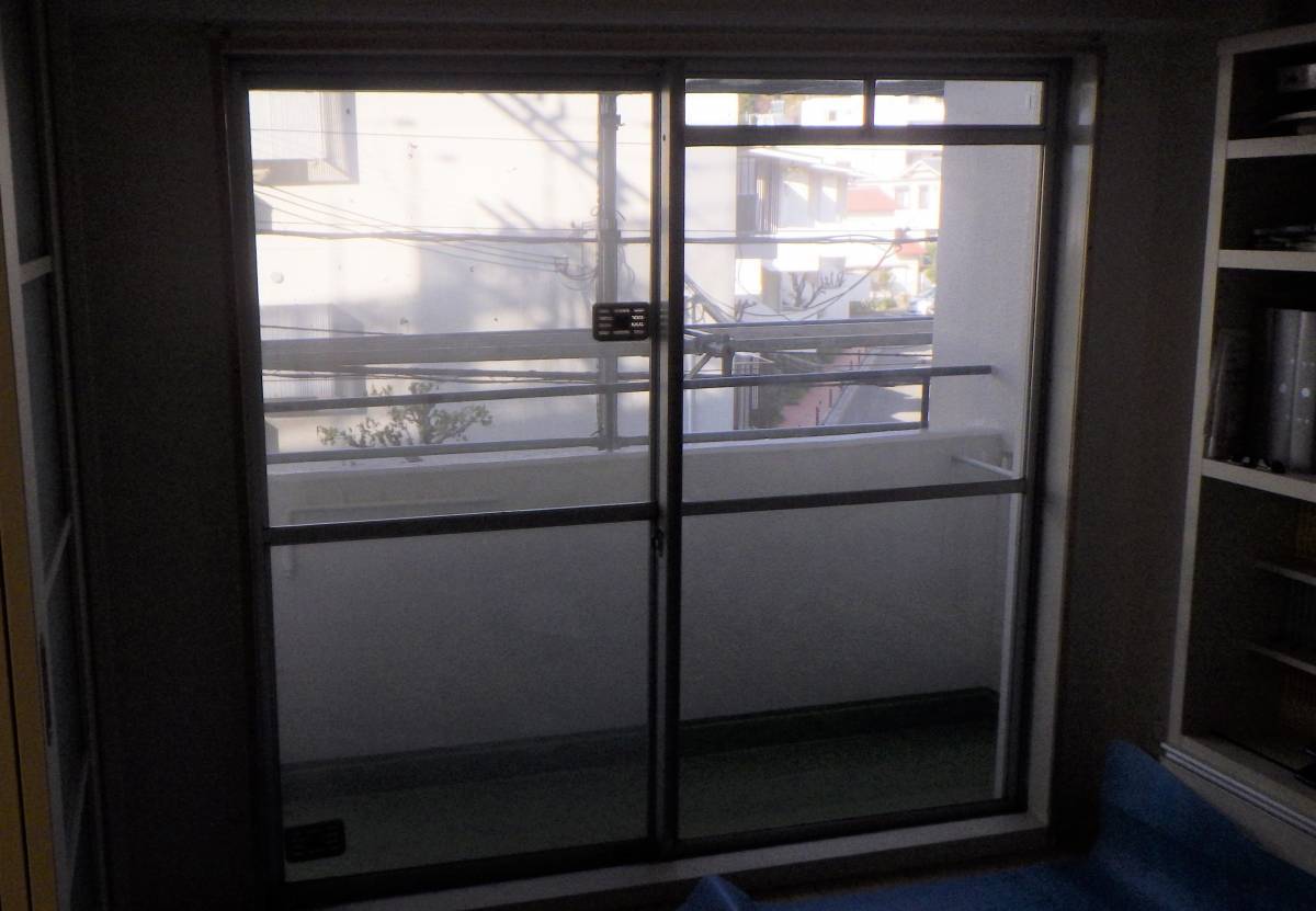 北摂トーヨー住器の窓枠が小さくても「インプラス」なら二重窓にできますよ！の施工前の写真2