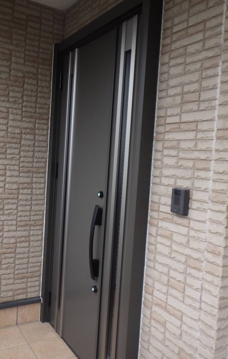 北摂トーヨー住器の玄関ドアのリフォームで明るく快適な玄関に。リシェント取付工事の施工後の写真1