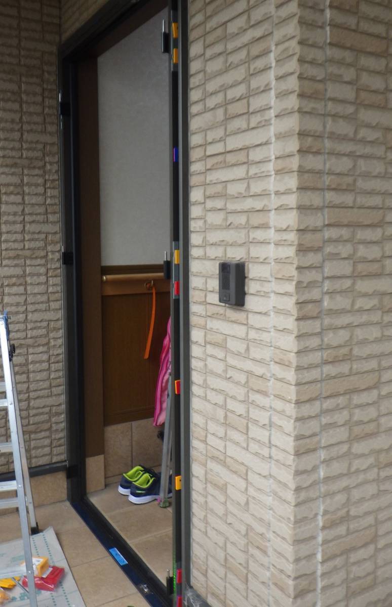 北摂トーヨー住器の玄関ドアのリフォームで明るく快適な玄関に。リシェント取付工事の施工前の写真1