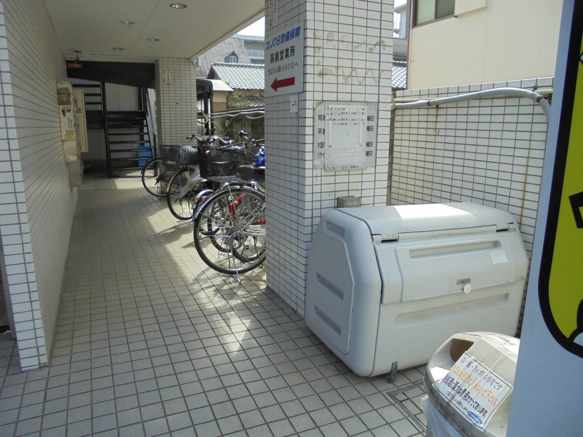 北摂トーヨー住器の門扉設置工事　防犯対策に効果的ですの施工前の写真1