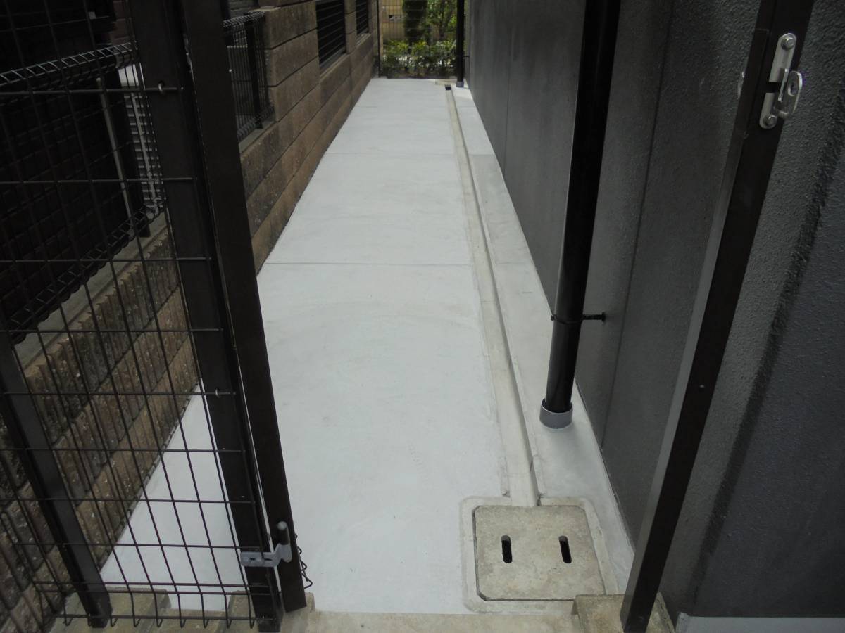 北摂トーヨー住器のマンション犬走りのコンクリート工事。の施工後の写真1