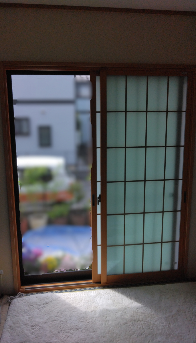 青梅トーヨー住器 日野店の【東京都　福生市】ネコちゃんに破られない！内窓の和紙調ガラスの施工後の写真1