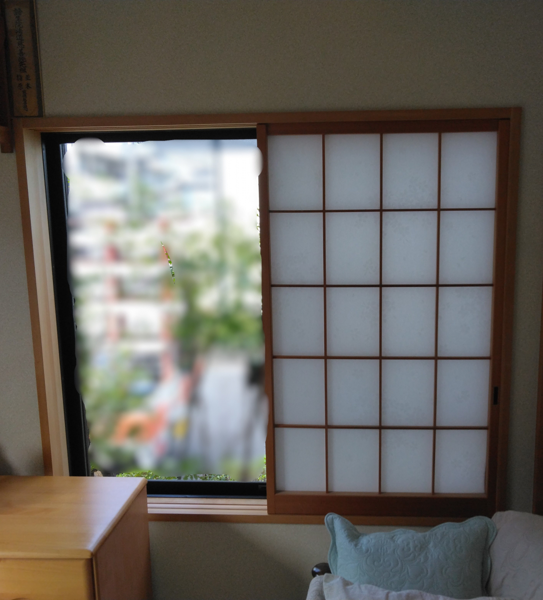 青梅トーヨー住器 日野店の【東京都　福生市】ネコちゃんに破られない！内窓の和紙調ガラスの施工前の写真2