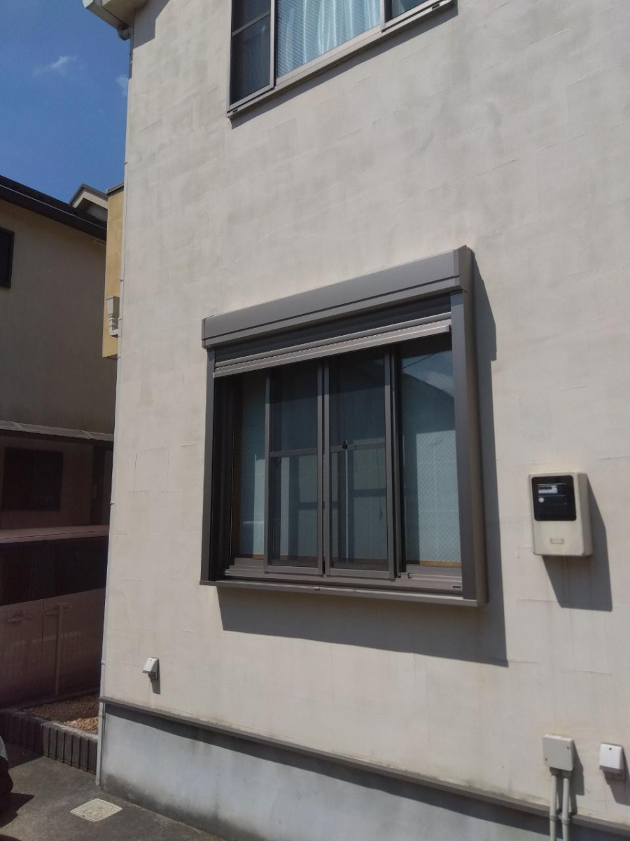 青梅トーヨー住器 日野店の府中市／防犯の為に窓にシャッターを取り付けました。の施工後の写真1