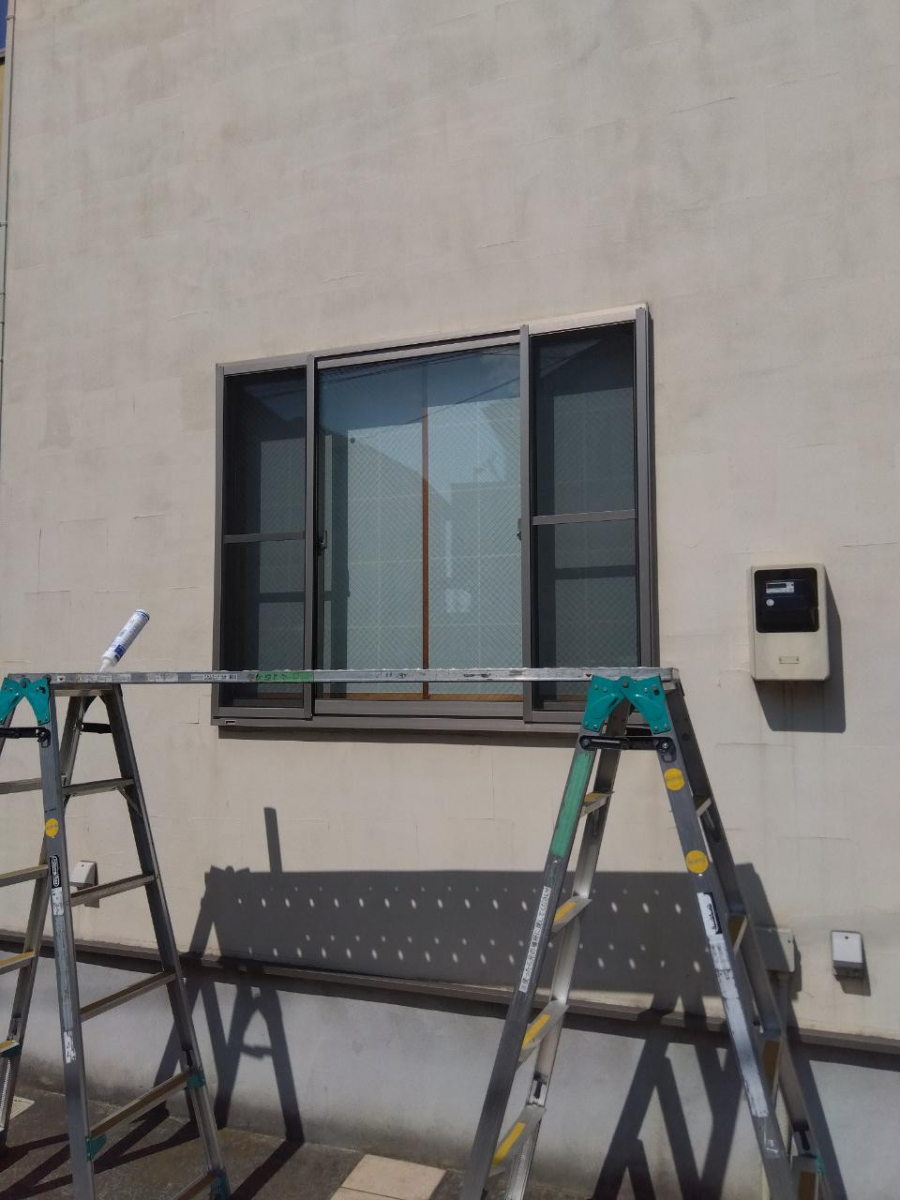 青梅トーヨー住器 日野店の府中市／防犯の為に窓にシャッターを取り付けました。の施工前の写真1