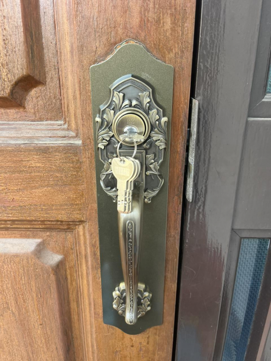 青梅トーヨー住器 日野店の小平市/ 古い玄関ドアハンドル交換の施工後の写真1