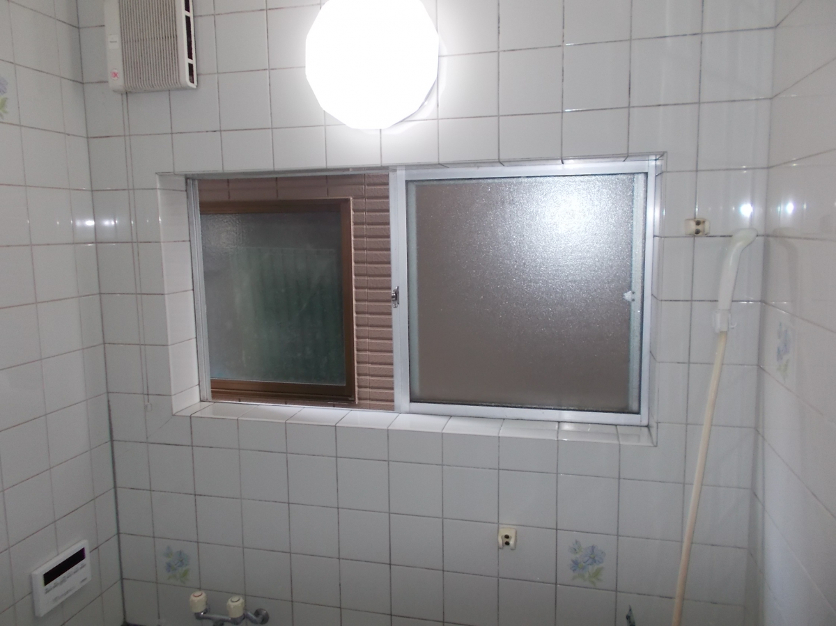 中尾産業の浴室の内窓で寒さ対策の施工前の写真1