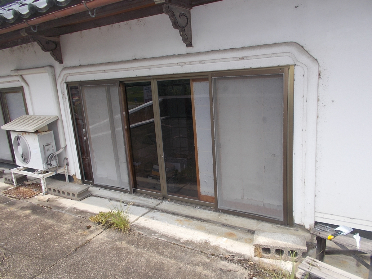 中尾産業の和室窓をカバー工法で取替えの施工前の写真1