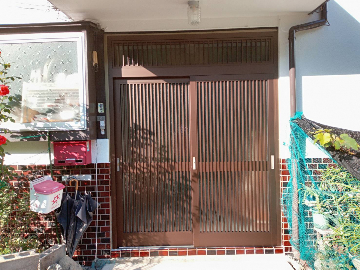 中尾産業の玄関引違戸 カバー工法取替えの施工後の写真1