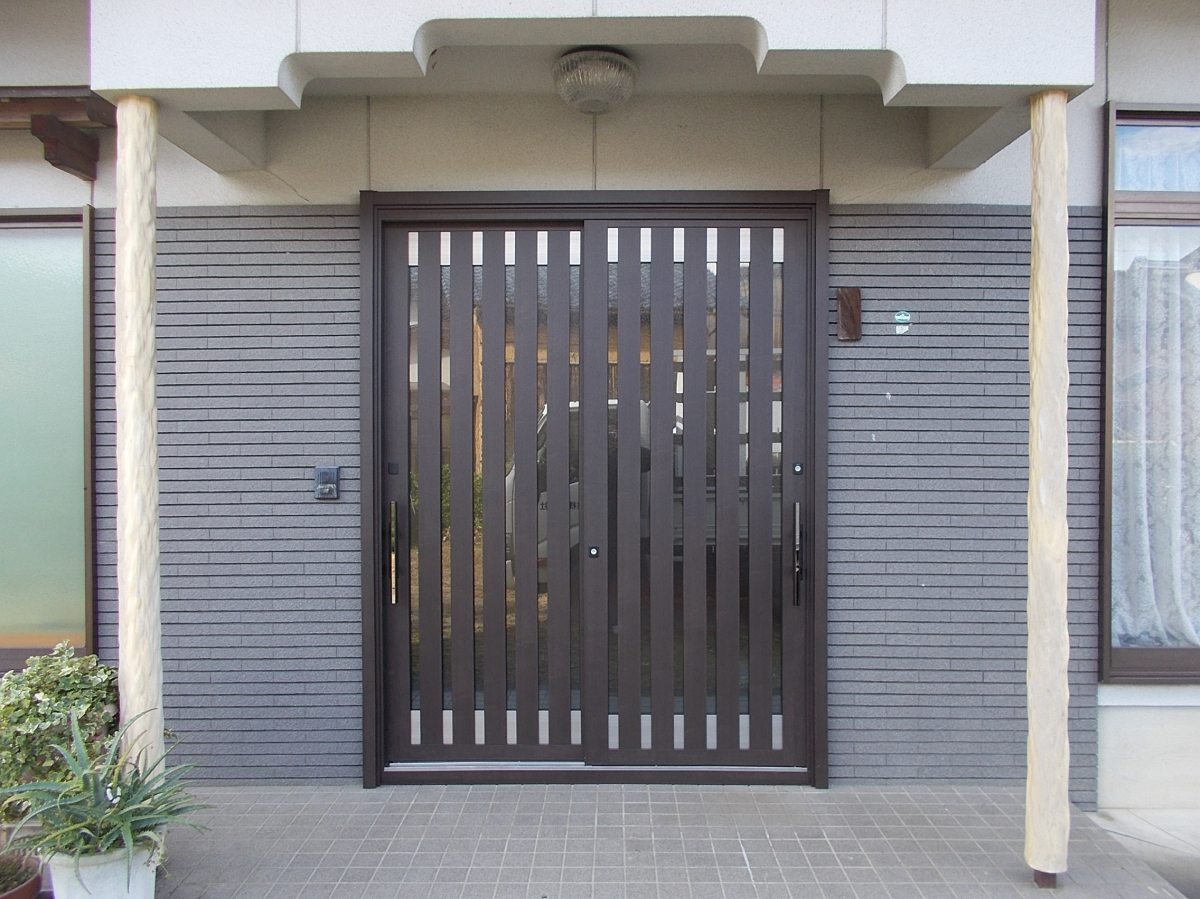 中尾産業の玄関引違戸　カバー工法取替えの施工後の写真1