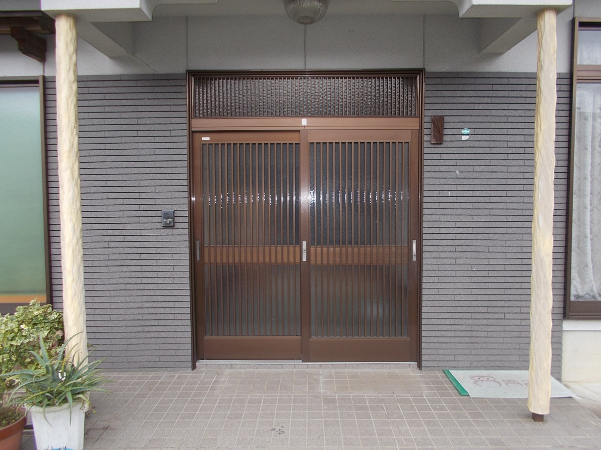 中尾産業の玄関引違戸　カバー工法取替えの施工前の写真1